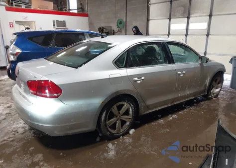 2012 Volkswagen Passat 2.5L Se z USA, uszkodzony, nr VIN 1VWBP7A30CC074587